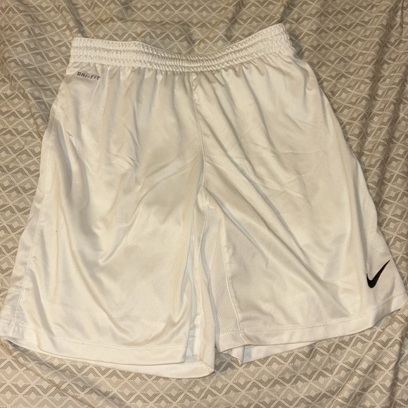 Boys Nike Dri-fit gym shorts. Size Large - Picture 3 of 5